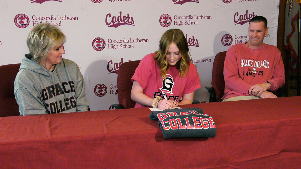 Concordia's Mueller playing volleyball at Grace College